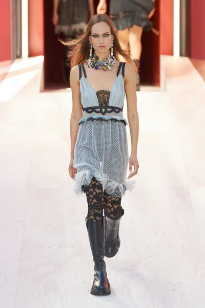 Look 18